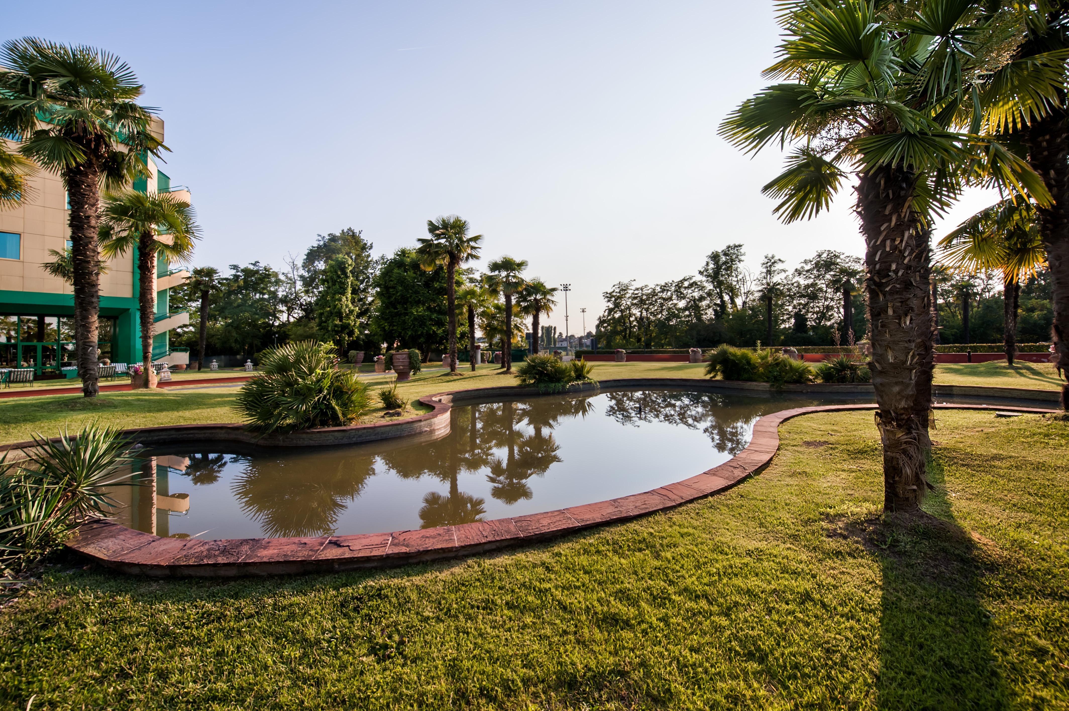 Отель Royal Garden Assago Milano Экстерьер фото
