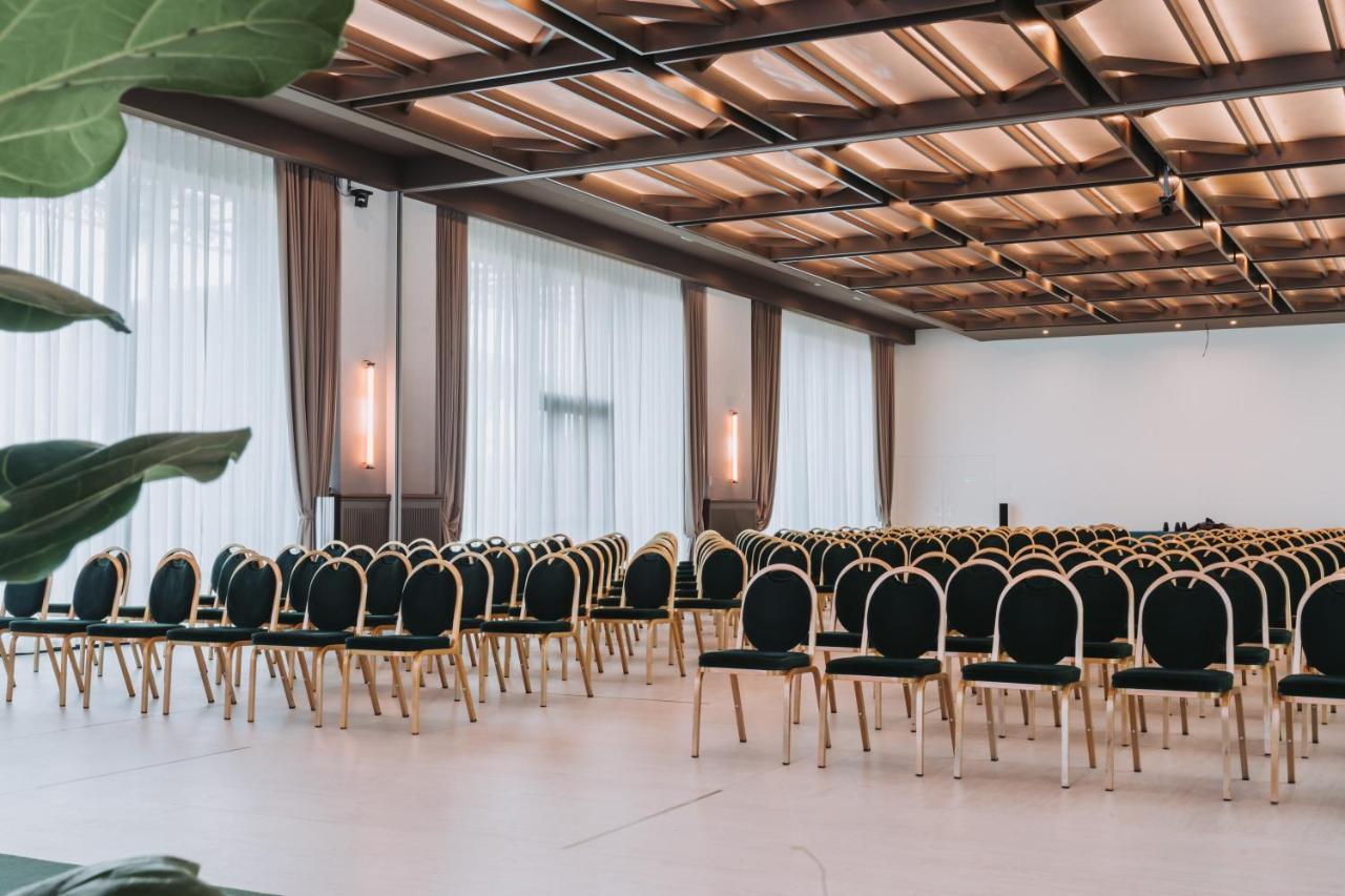Отель Royal Garden Assago Milano Экстерьер фото