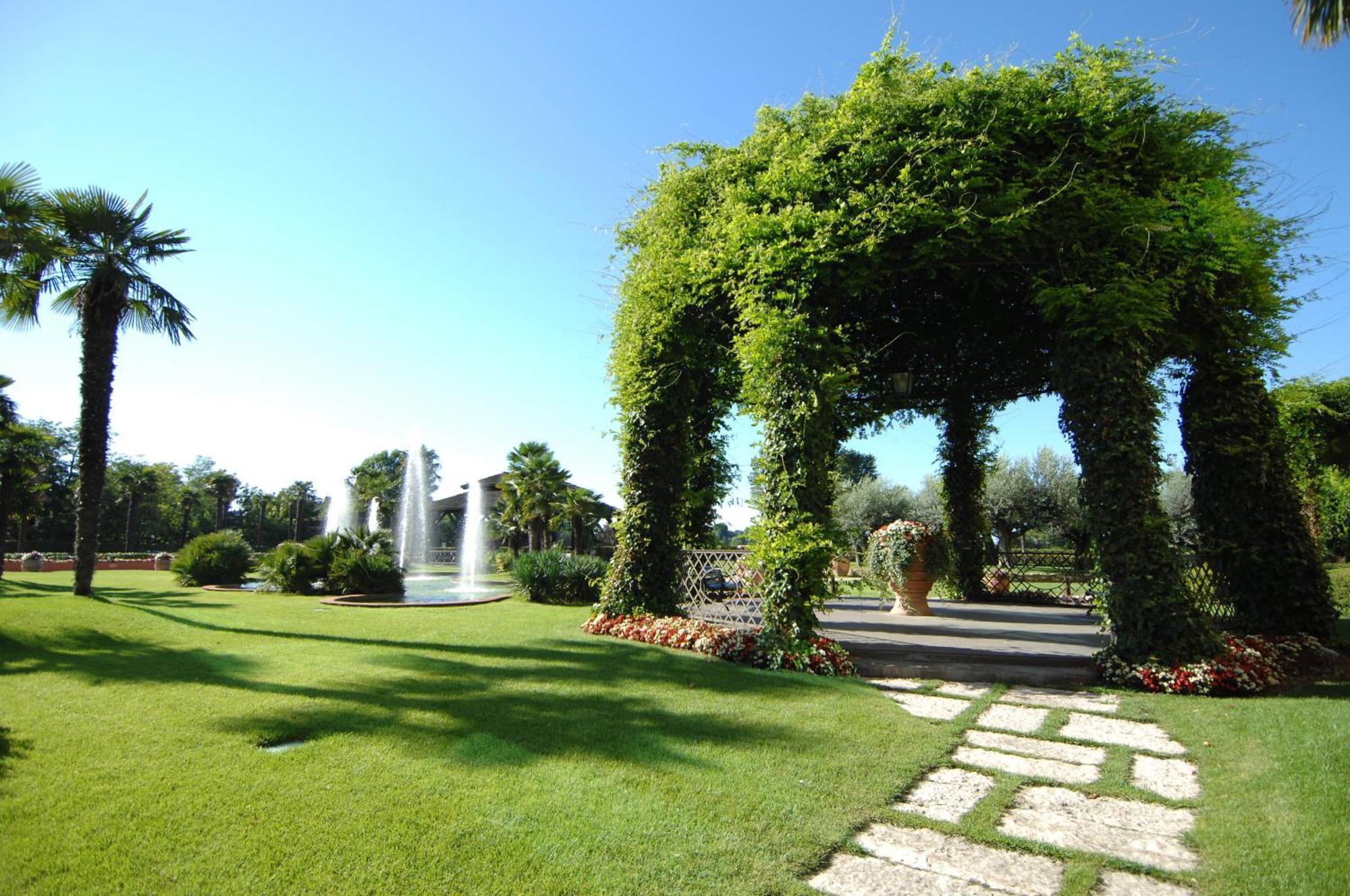 Отель Royal Garden Assago Milano Удобства фото