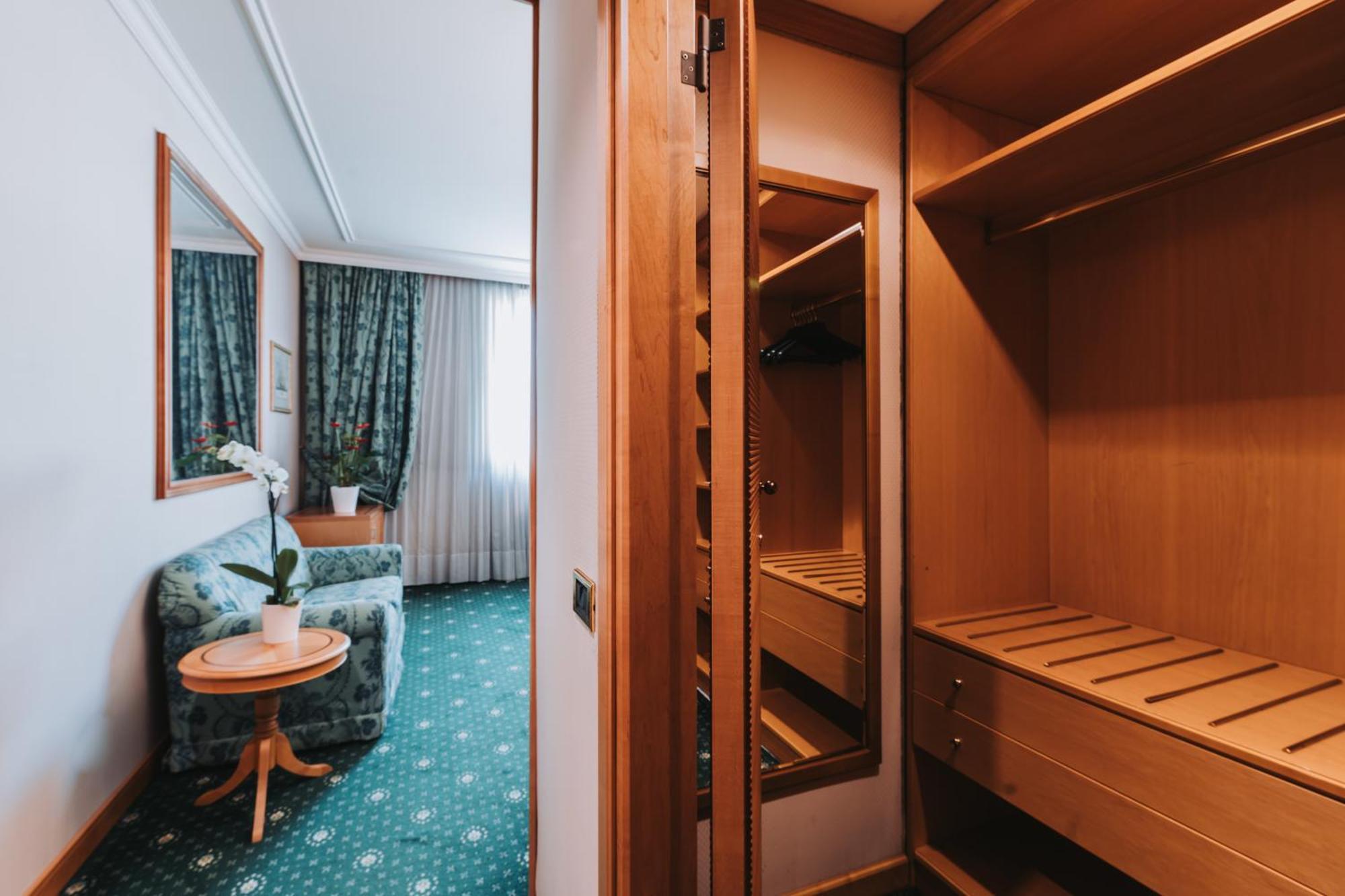 Отель Royal Garden Assago Milano Экстерьер фото