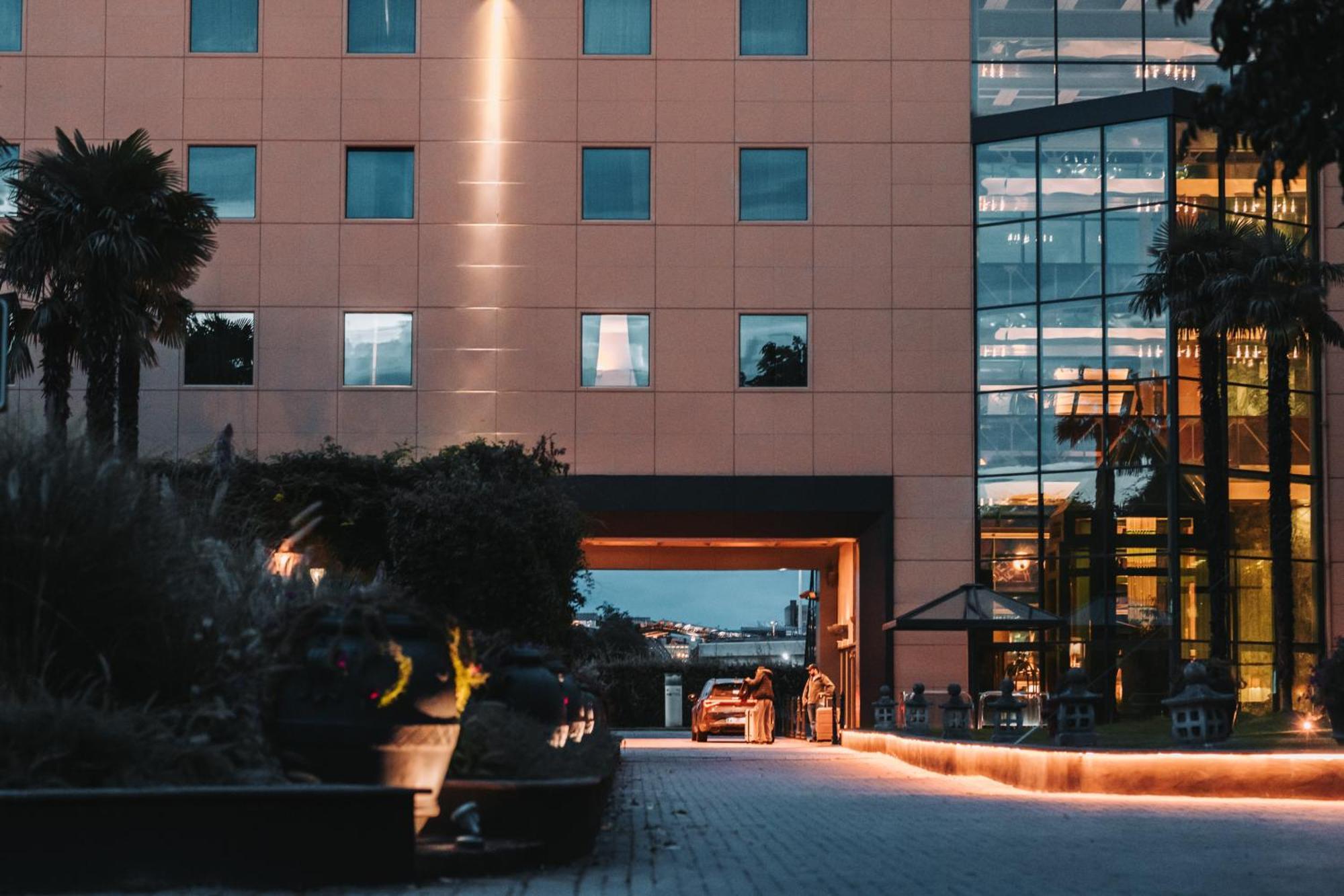 Отель Royal Garden Assago Milano Экстерьер фото